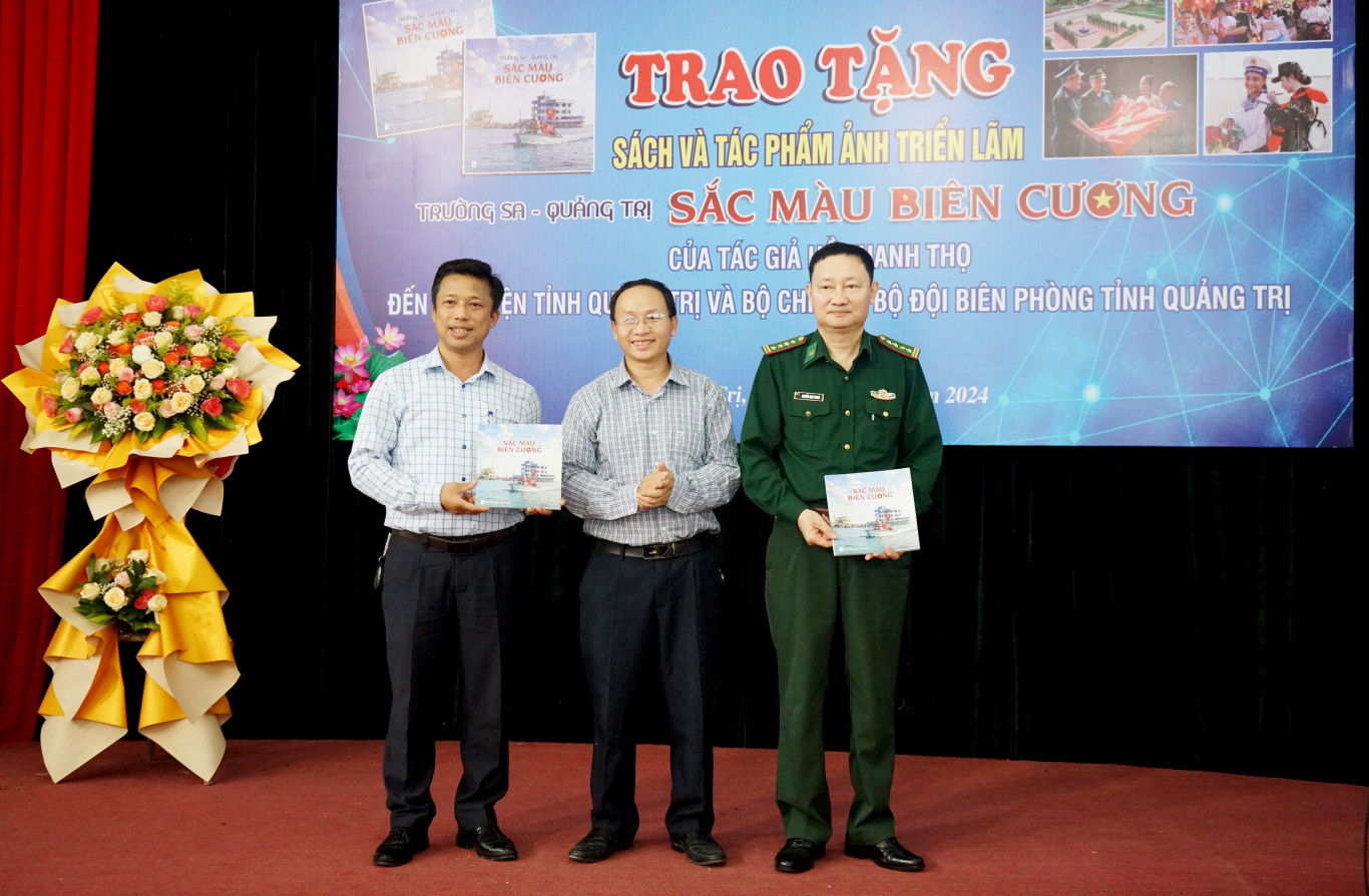 T&aacute;c giả Hồ Thanh Thọ tặng tập s&aacute;ch ảnh &ldquo;Trường Sa - Quảng Trị: Sắc m&agrave;u bi&ecirc;n cương&rdquo; cho BCH Bội đội Bi&ecirc;n ph&ograve;ng tỉnh v&agrave; Thư viện tỉnh - Ảnh: C.N